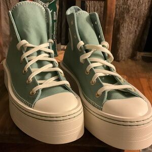 Converse Women's Green High-Top Sneakers w/platform soles.  W11